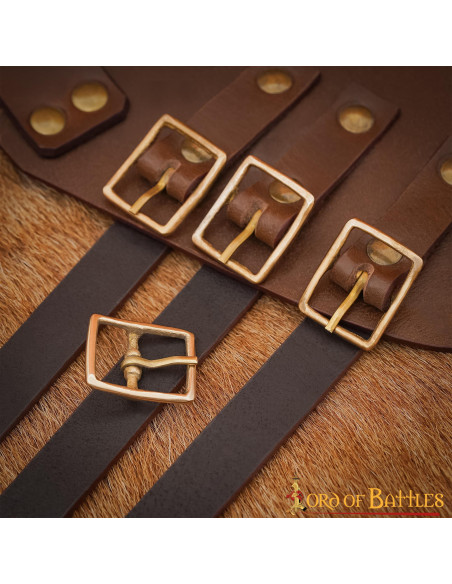 Small pure brass buckle (2.8 x 2.4 cm.)