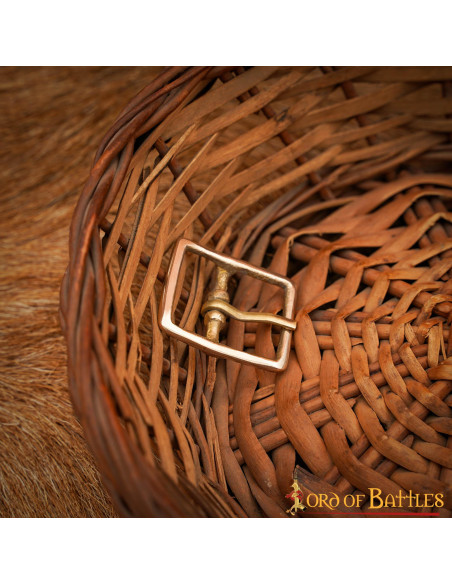 Small pure brass buckle (2.8 x 2.4 cm.)