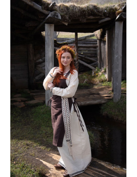 Aleiga woman brown surcoat with straps