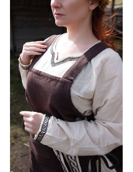 Aleiga woman brown surcoat with straps