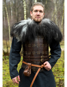 Shoulder covers for warriors in Nordic sheepskin