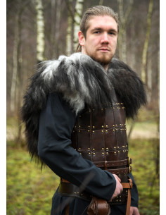 Shoulder covers for warriors in Nordic sheepskin 2