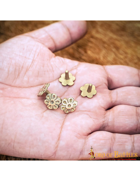 Pack of 5 brass flower design badges