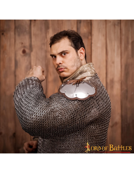 14th century light round shoulder pads 14th century light round shoulder pads