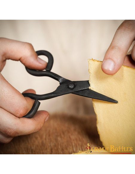 Functional medieval scissors in...