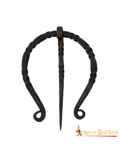 Fibula-clasp for cloak in hand-forged iron