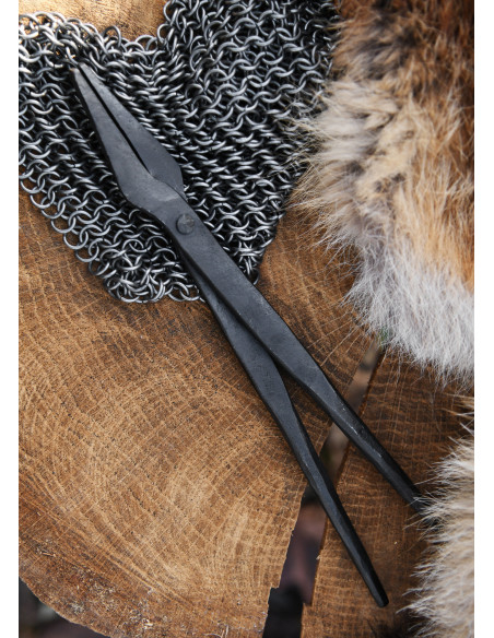 Medieval forged pliers (27 cm.) Medieval forged pliers (27 cm.)