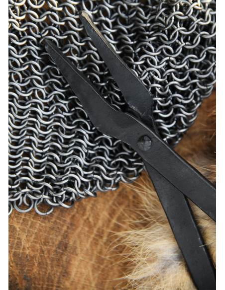 Medieval forged pliers (27 cm.) Medieval forged pliers (27 cm.)