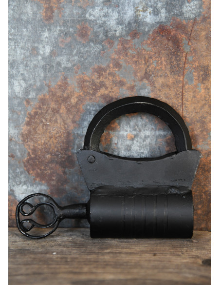 Medieval wrought iron padlock (11x4 cm.) Medieval wrought iron padlock (11x4 cm.)