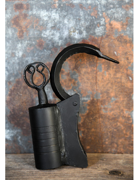 Medieval wrought iron padlock (11x4 cm.) Medieval wrought iron padlock (11x4 cm.)