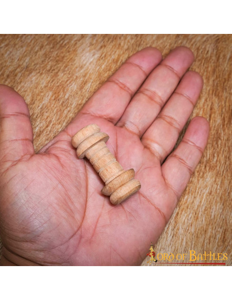 Small spool for threads (4.7 cm.)