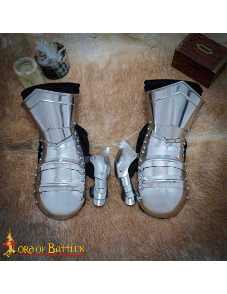 Medieval steel gauntlets Bivalvo...