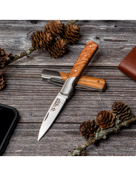 Cudeman pocket knife with olive handle