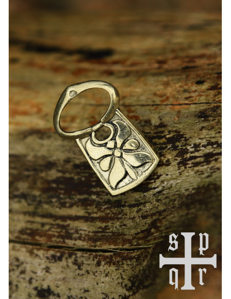 Medieval brass belt buckle (3.7x2.3 cm.)