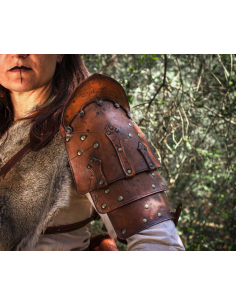 Aged leather shoulder pad model Peregrino