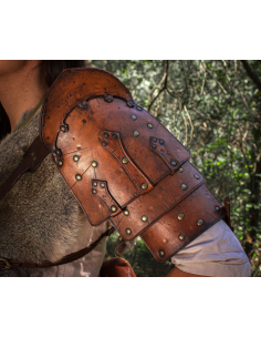 Aged leather shoulder pad model Peregrino 2