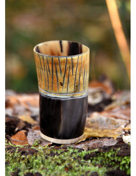 Medieval cup in horn and wood (11 cm.)
