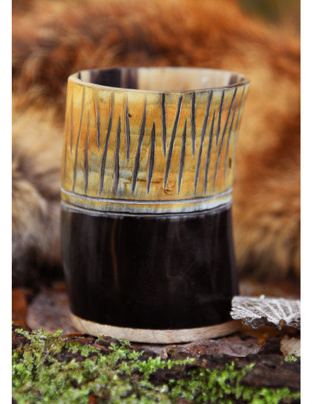 Medieval cup in horn and wood (11 cm.)