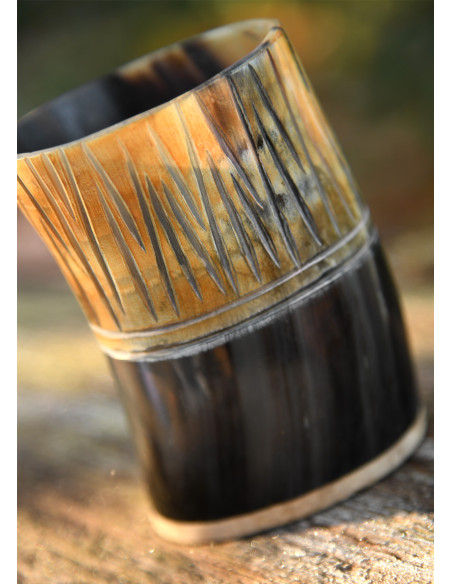 Medieval cup in horn and wood (11 cm.)