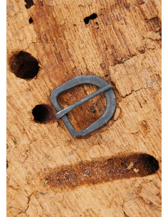 Hand-forged steel buckle, approximately 17 mm wide straps 2