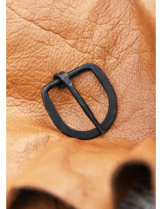 Hand-forged steel buckle, 29 mm wide straps