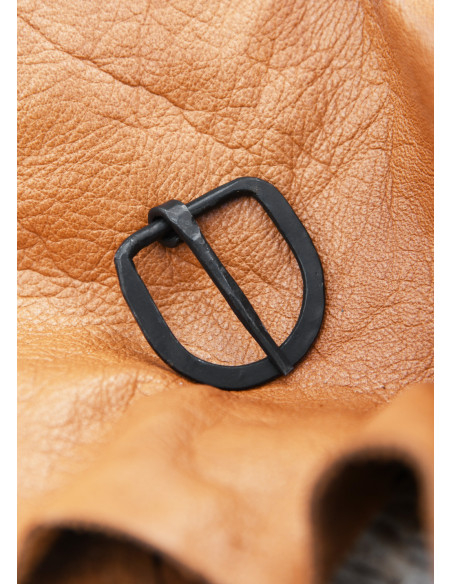 Hand-forged steel buckle, 29 mm wide...