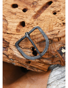 Hand-forged steel buckle, 39 mm wide straps