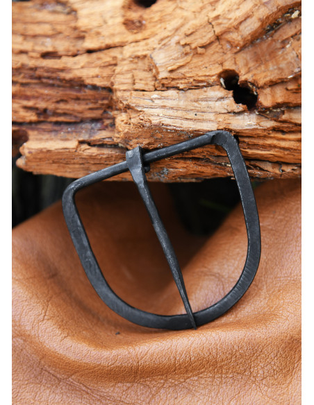 Hand-forged steel buckle, 47 mm wide...