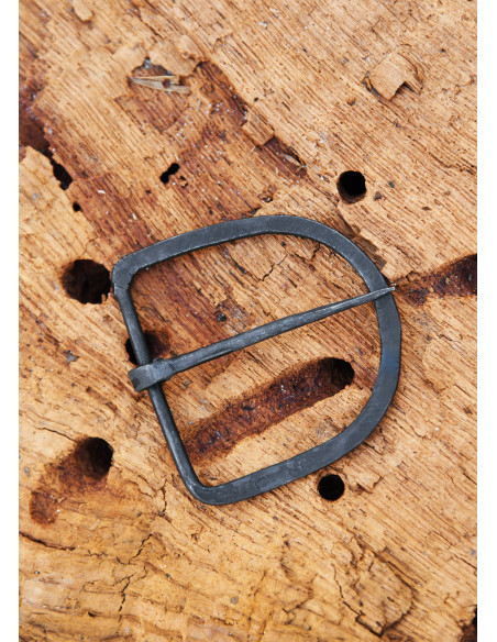 Hand-forged steel buckle, 47 mm wide...