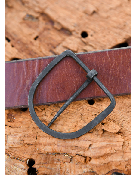 Hand-forged steel buckle, 47 mm wide...