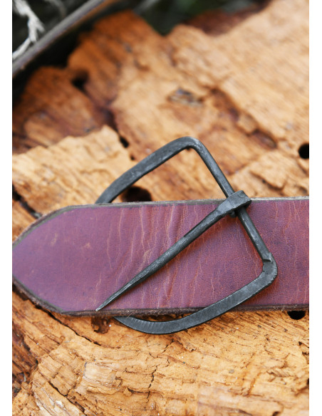 Hand-forged steel buckle, 47 mm wide...