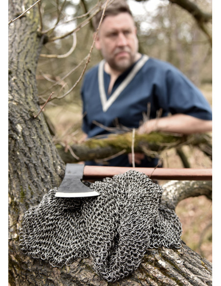 Mesh gauntlet with 8 mm diameter rings.