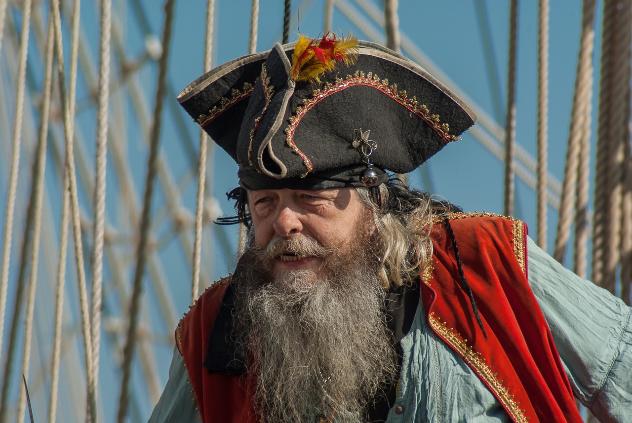 Corsario y pirata con barba